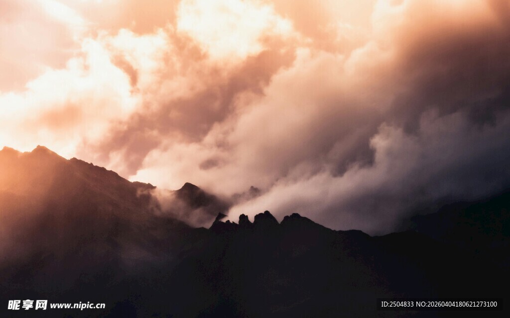 壮丽山巅云海景观