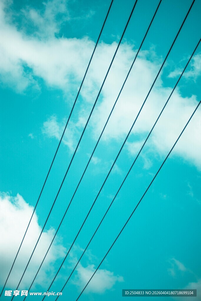 蓝天下的架空电线