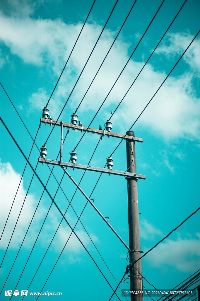 蓝天白云下的电线杆与电线