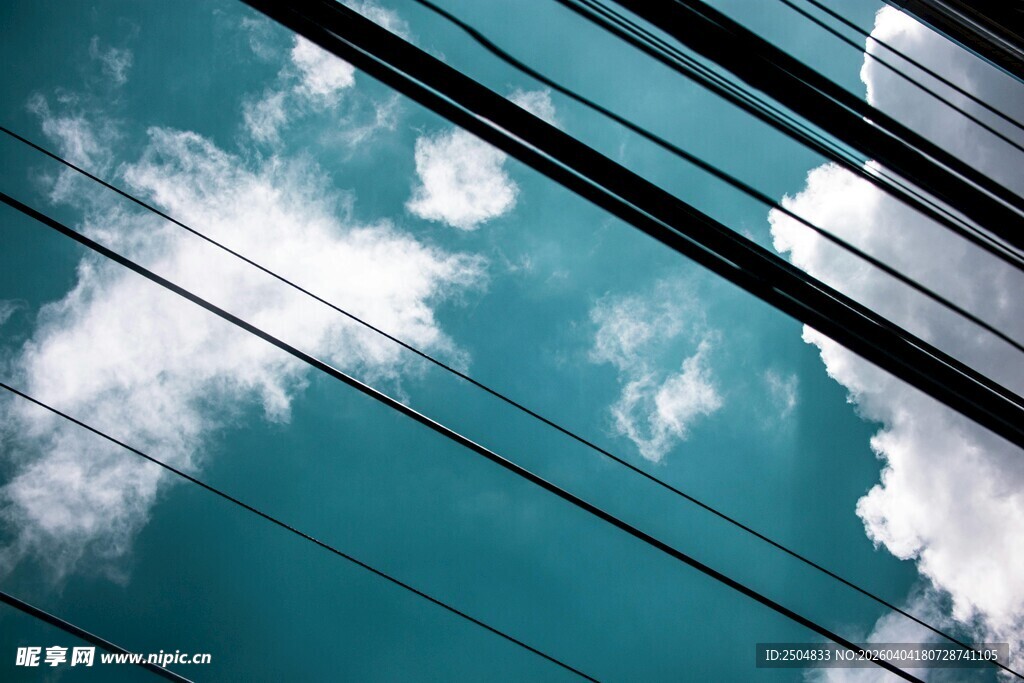 仰视天空中的电线与云朵