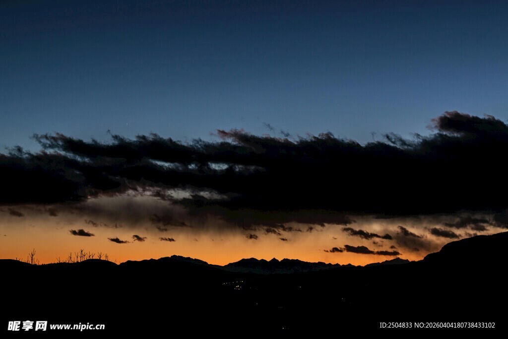 黄昏时分的壮丽天空景观