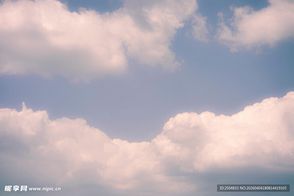 蓝天中的蓬松白云