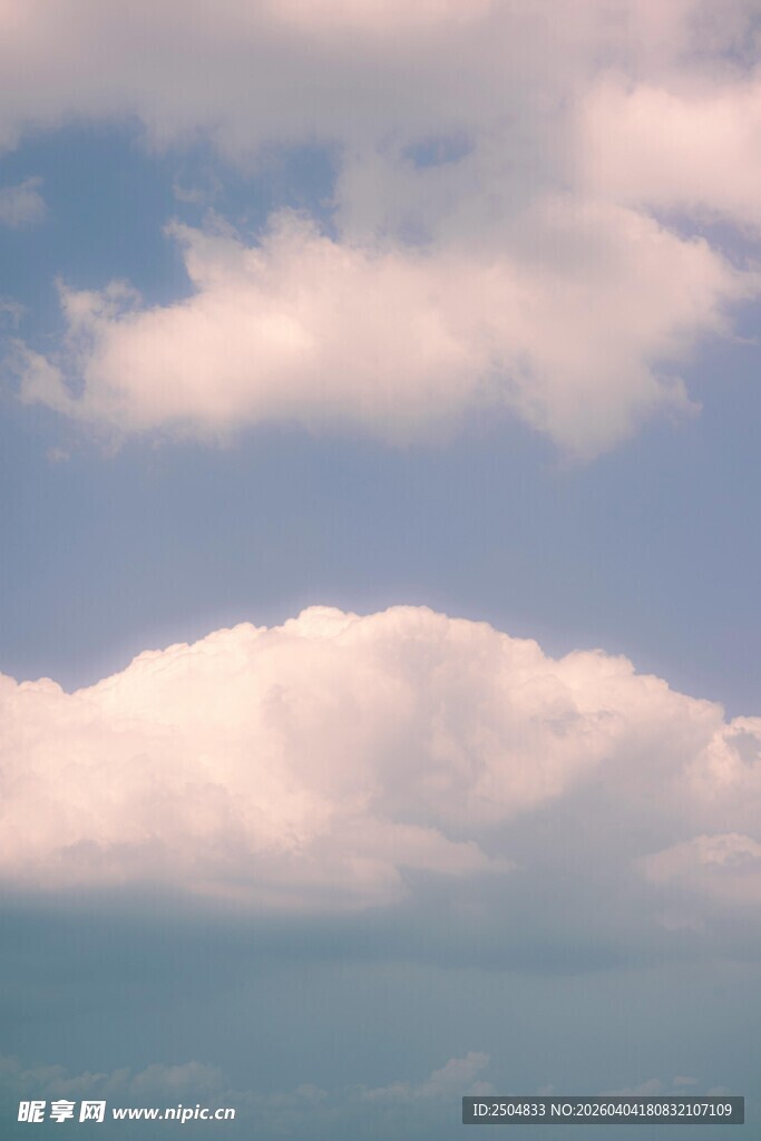 蓝天中的蓬松白云