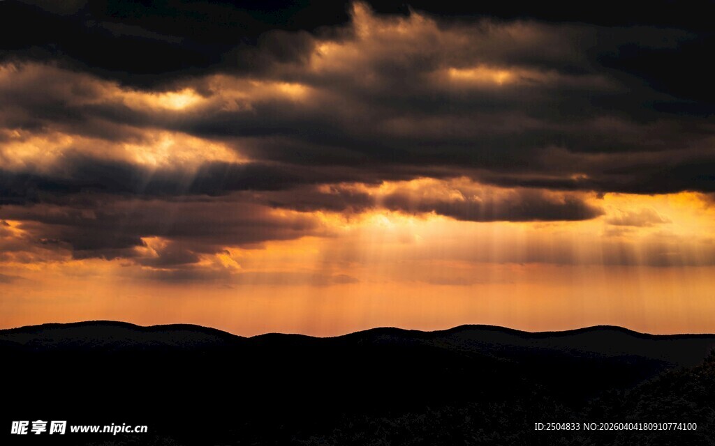 日落时分的壮丽云层