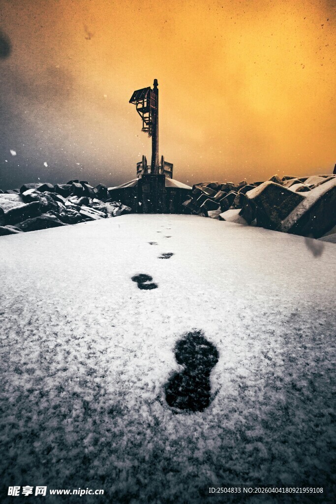 雪地中的帐篷与标志