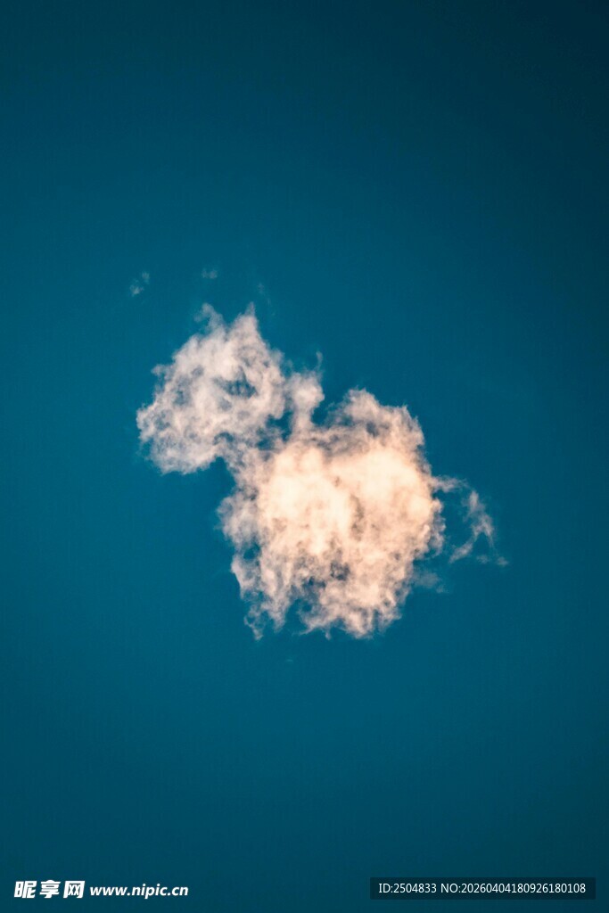 蓝天下的两朵梦幻云朵