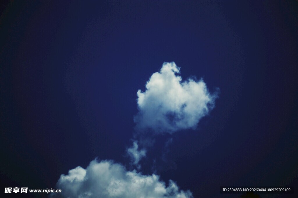 夜空中的梦幻云朵