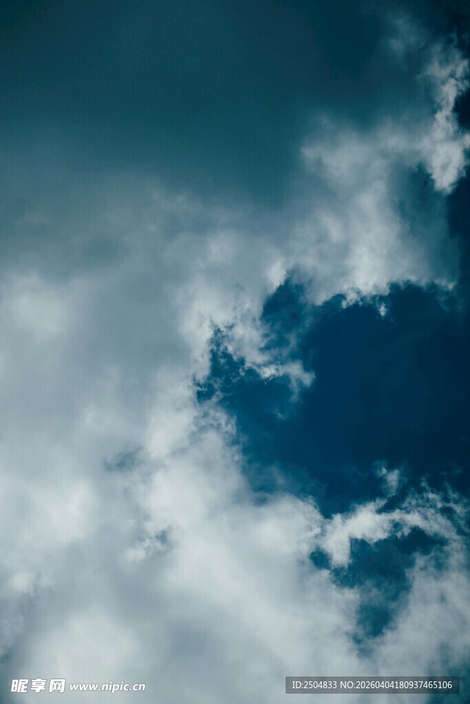 蓝天飘絮般的轻柔云朵