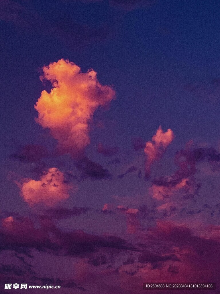 晚霞中的绚烂云朵