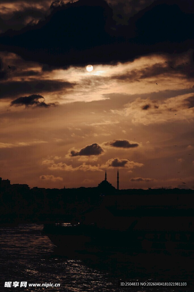 黄昏时分的天空与远处建筑