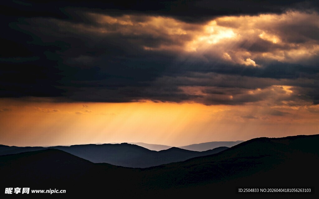 黄昏山峦间的壮丽云景