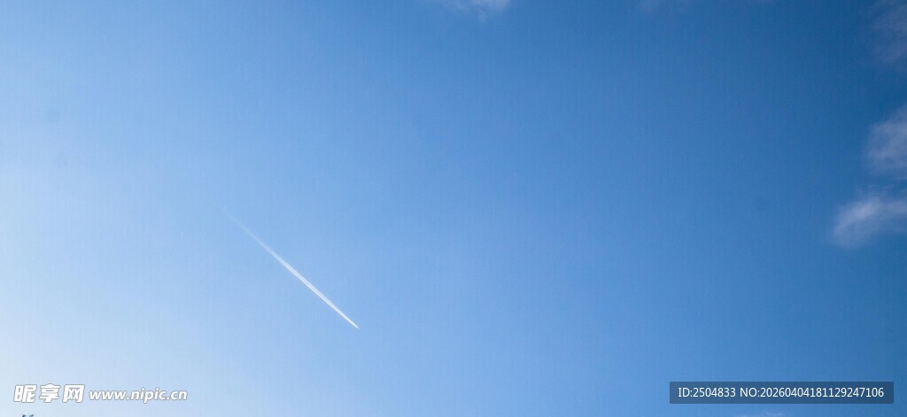 蓝天中的飞机尾迹