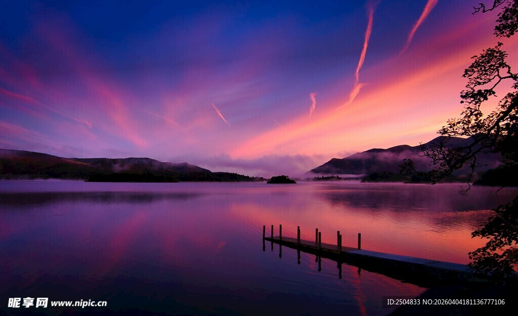 湖畔绝美晚霞风景