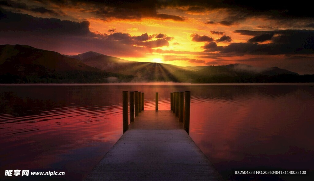 夕阳下的湖畔木质栈桥
