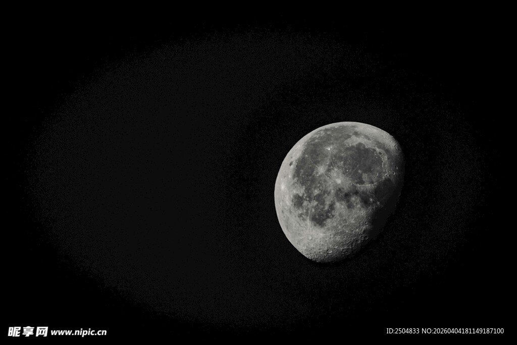 夜空中的半轮明月