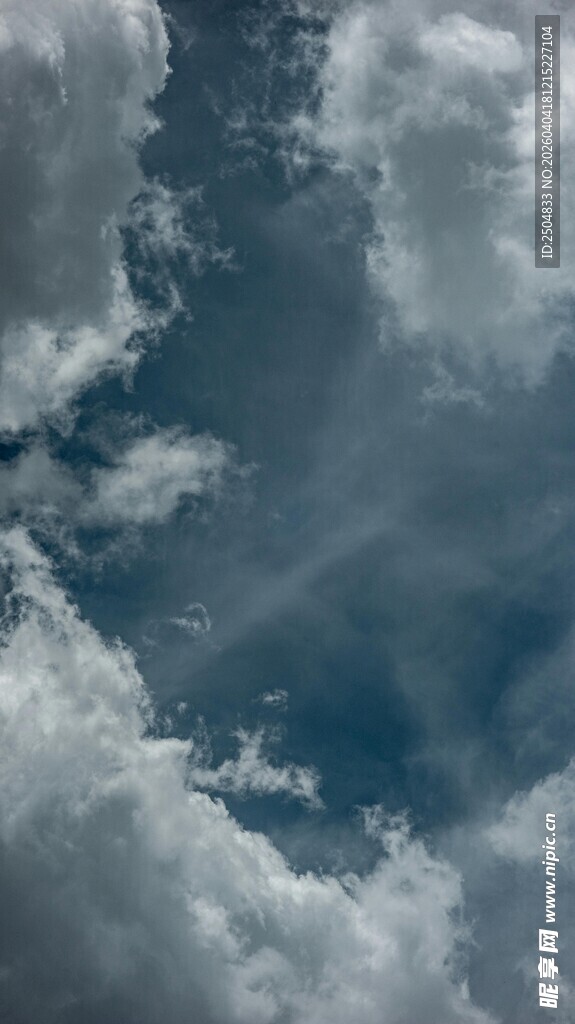 天空中的蓬松云朵