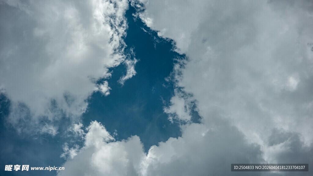 天空中奇特形状的云