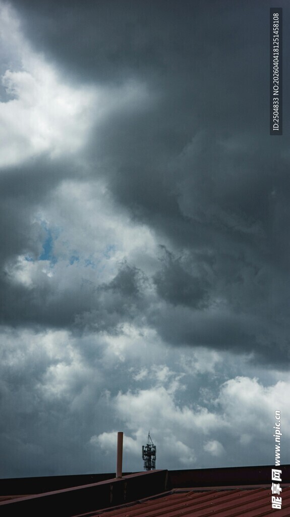 乌云笼罩下的屋顶景象