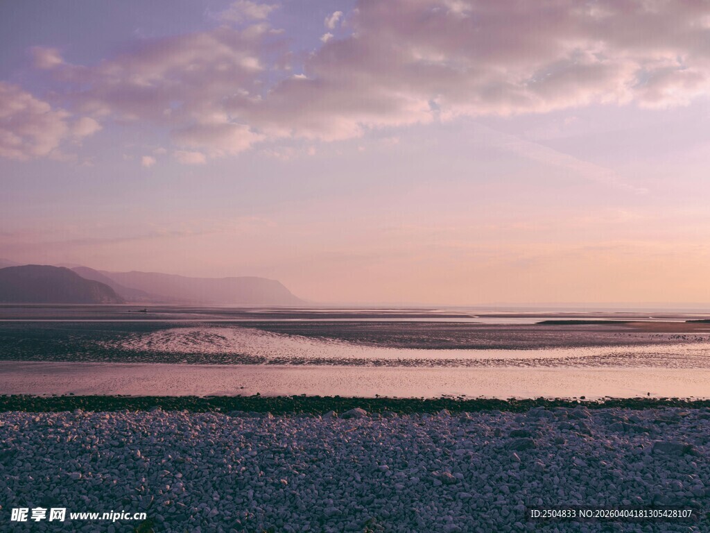 黄昏下的宁静湖边美景