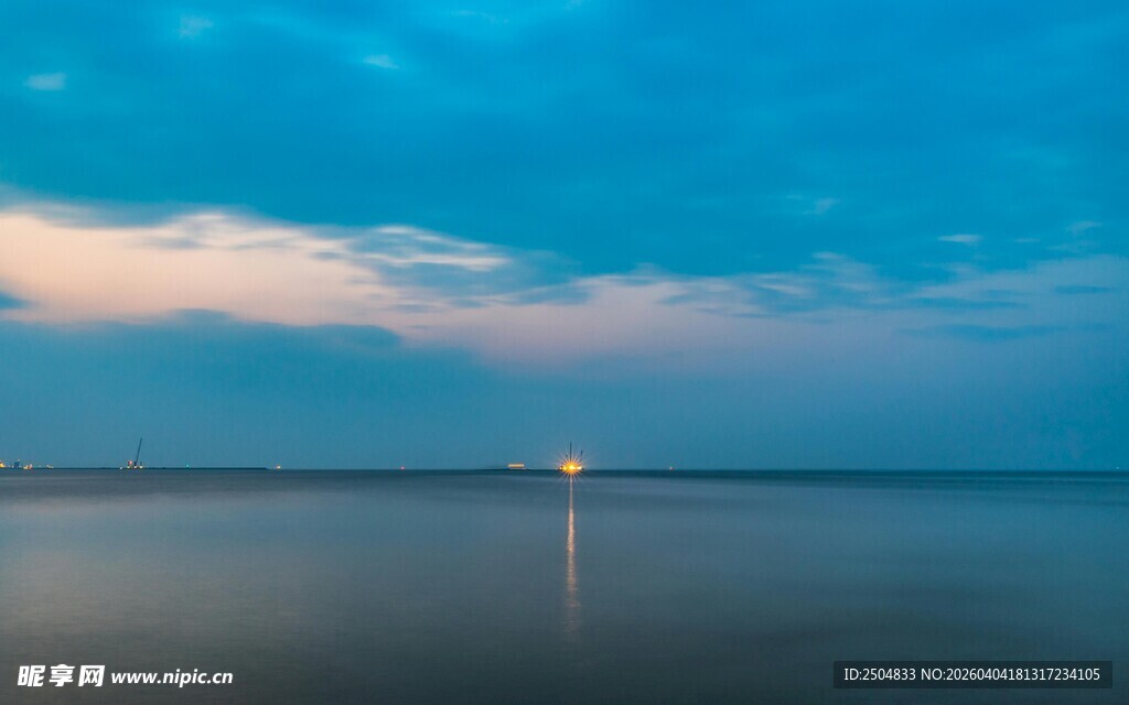 宁静湖畔的黄昏美景
