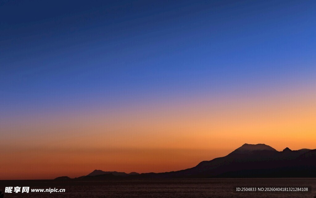 黄昏时分的壮丽远山景色