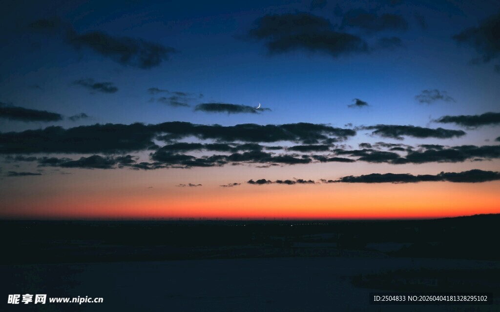 日出时分的绚丽天空景色
