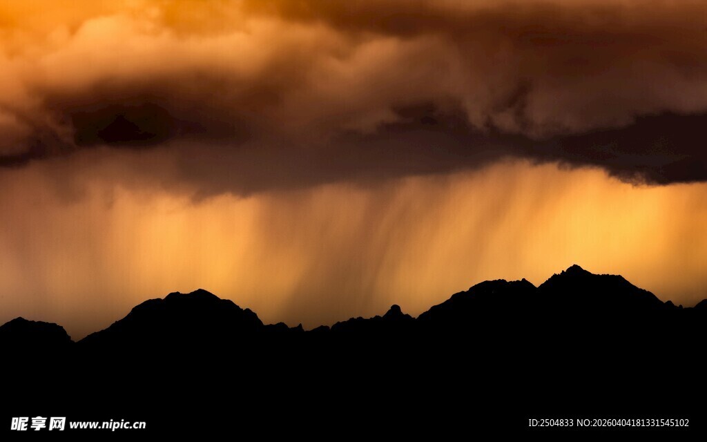 暴雨将至的壮丽山峦景观