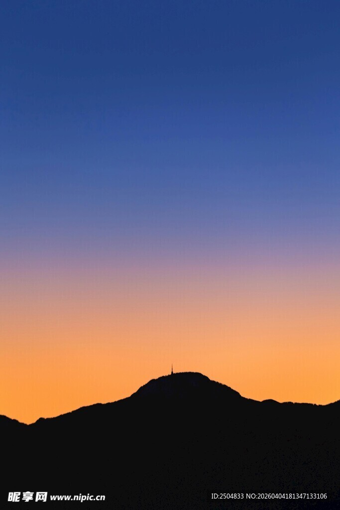 黄昏下的山峦剪影