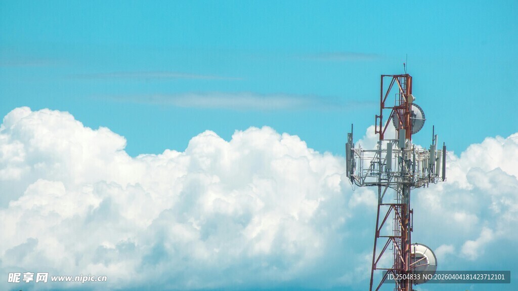 蓝天白云下的通信铁塔