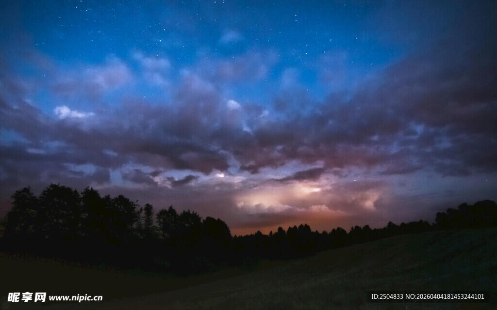 夜幕下的旷野与绚烂天空