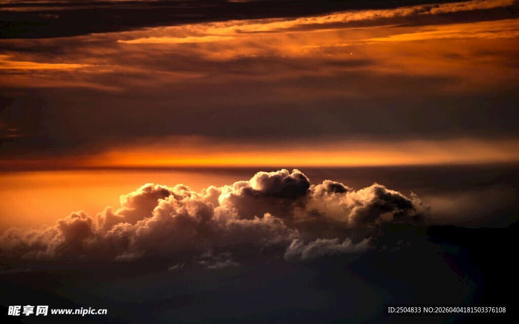 壮丽云海中的绚烂霞光