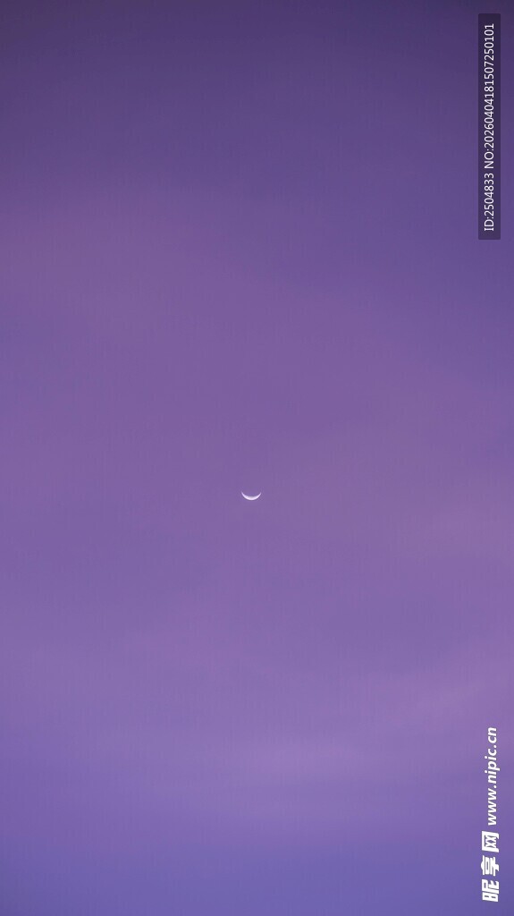 夜空紫色云层中的星