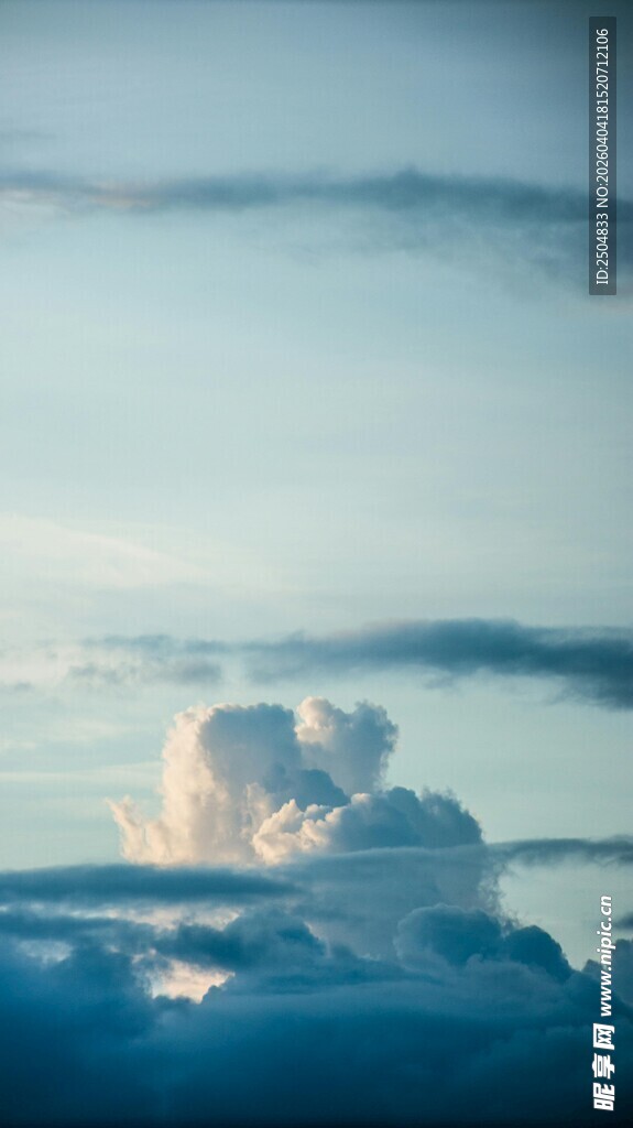 天空中的壮丽积雨云景观