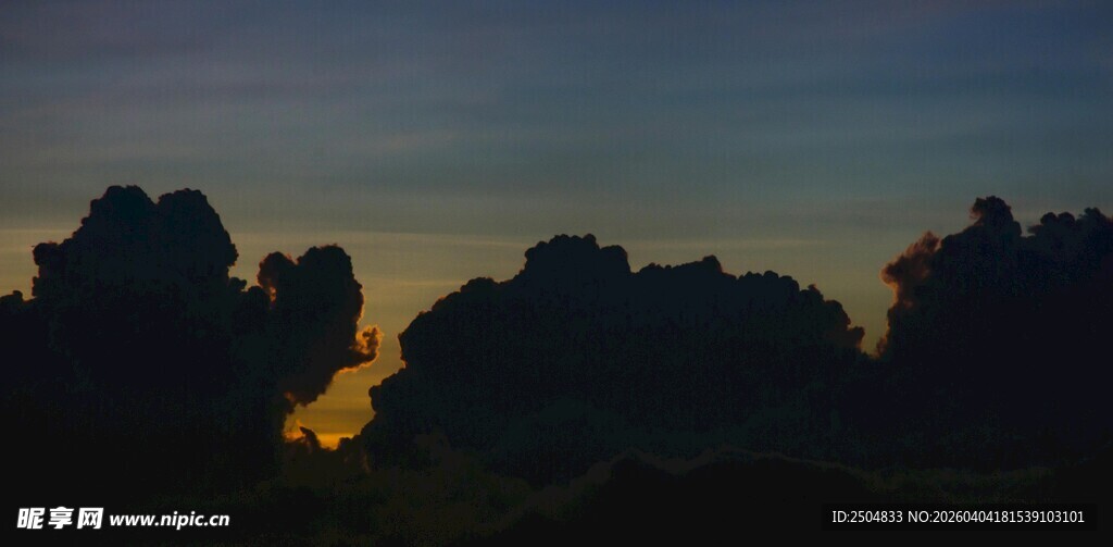 日落时分的山峦剪影