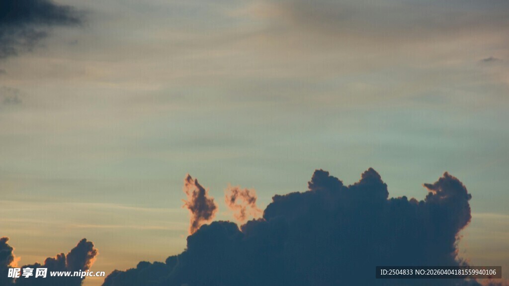 夕阳下的壮丽云朵景观