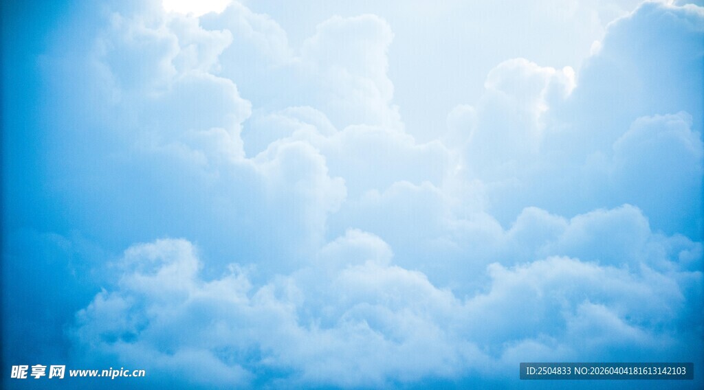 梦幻蓝天与蓬松云朵