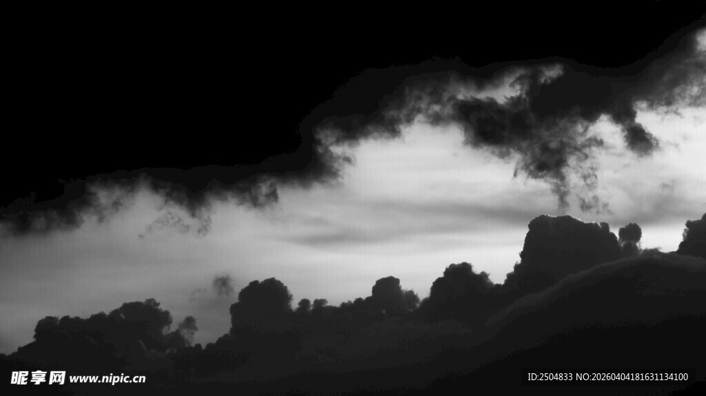 乌云笼罩下的山峦