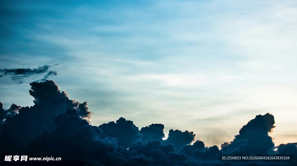 黄昏下的山林轮廓