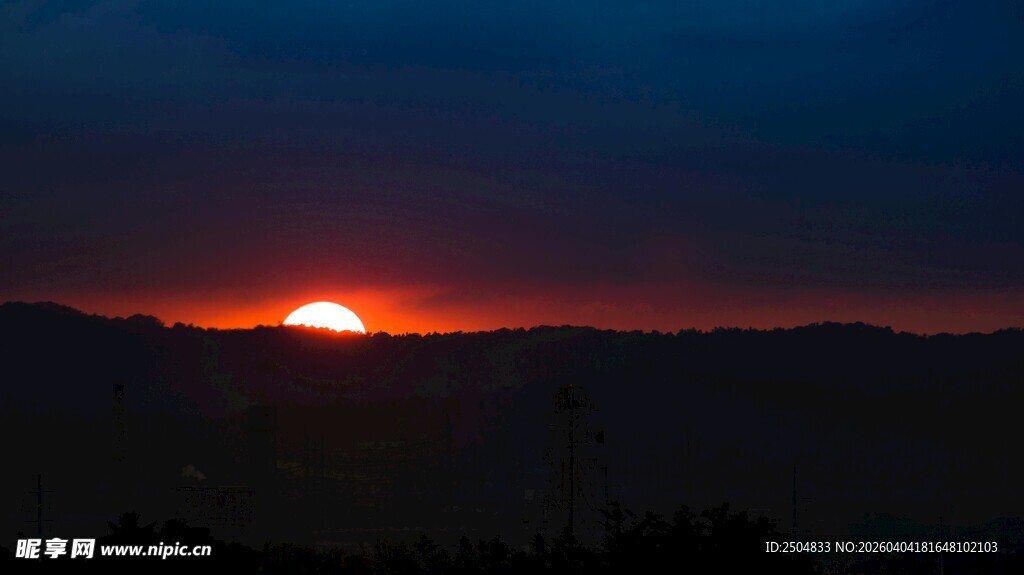 日落时分的壮丽山景