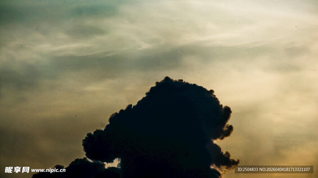 夕阳下的云朵剪影