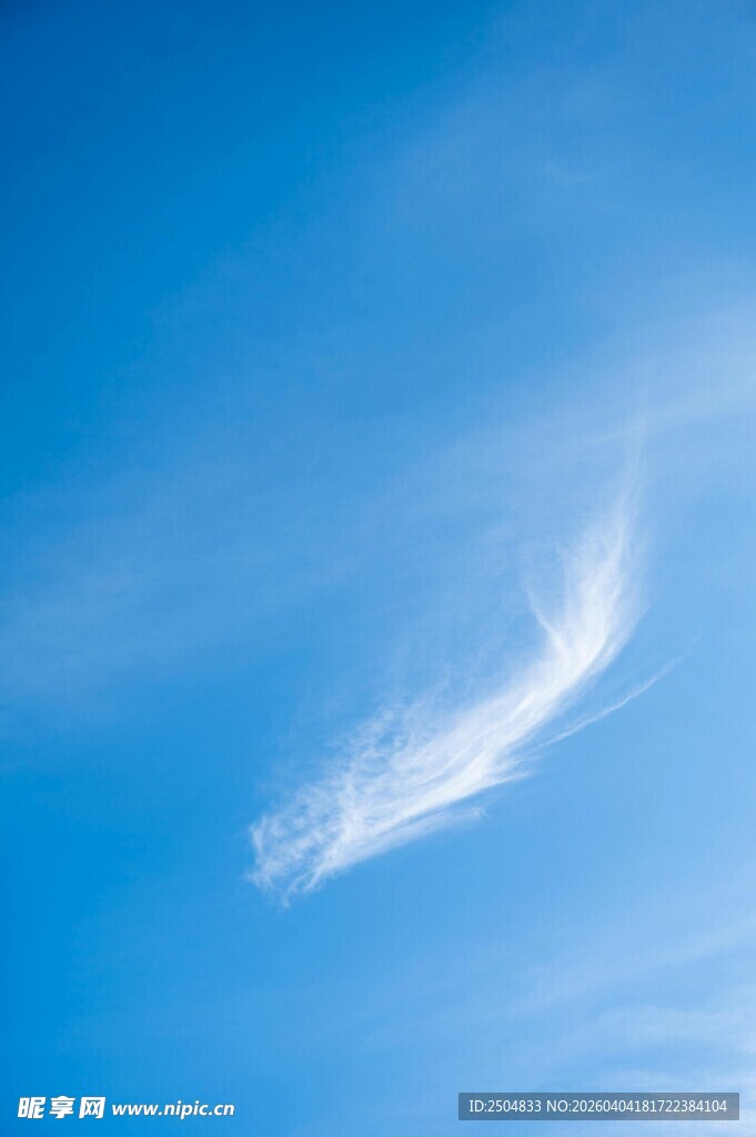 蓝天上的一缕飘逸白云