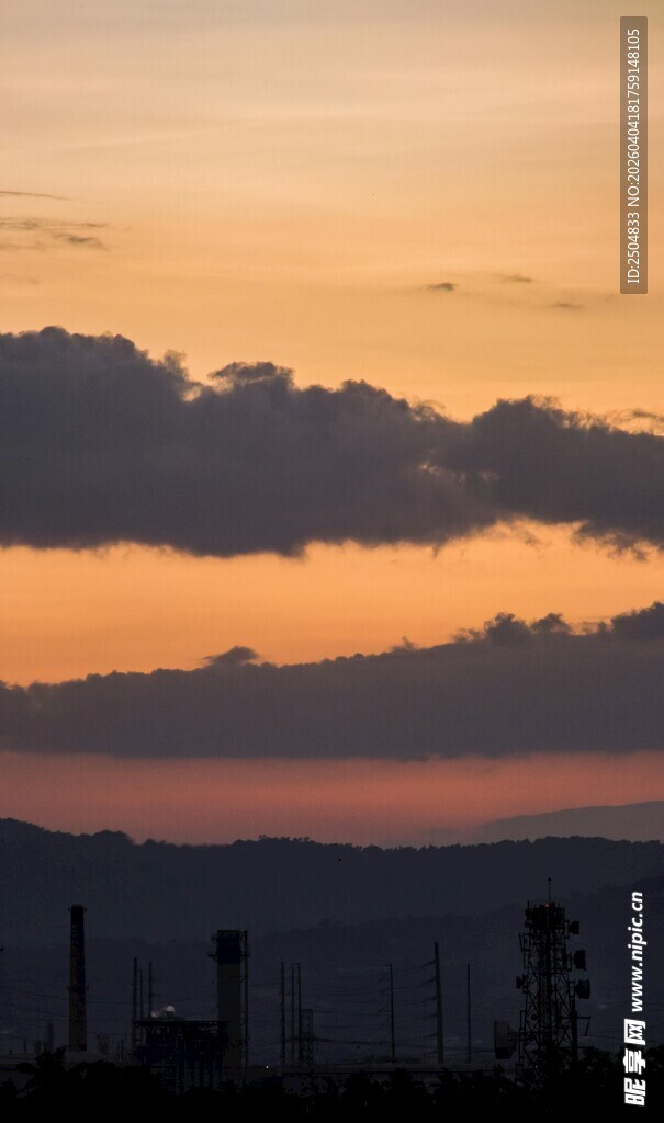 日落时分的天空与远山