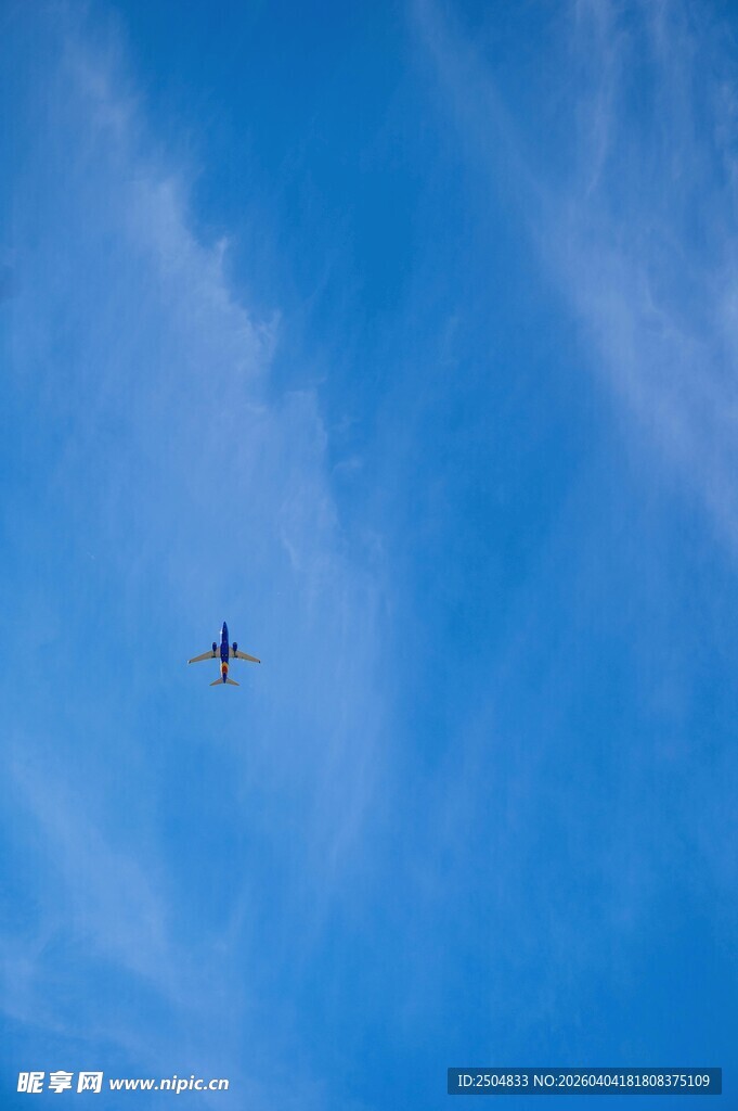 蓝天中翱翔的飞机