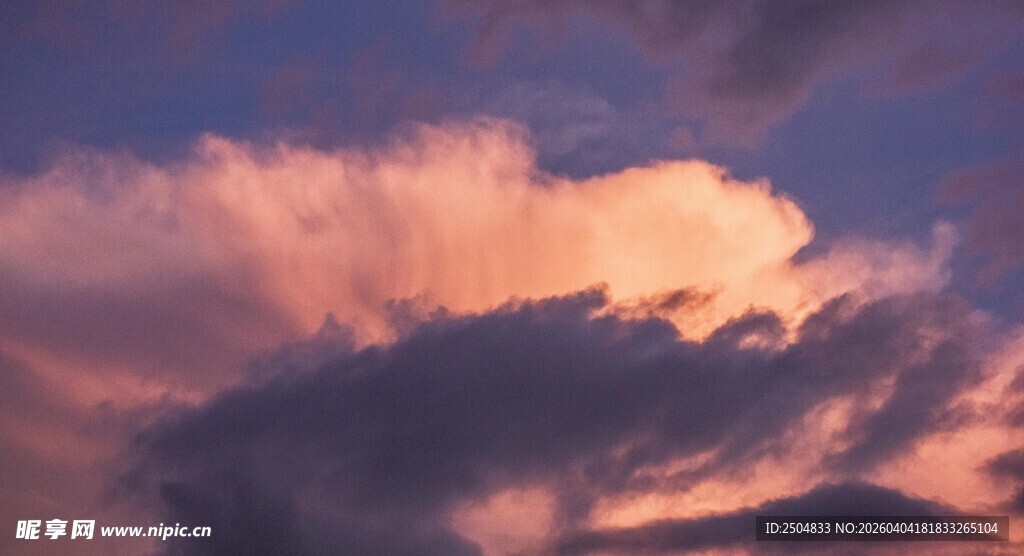 梦幻晚霞中的绚丽云朵