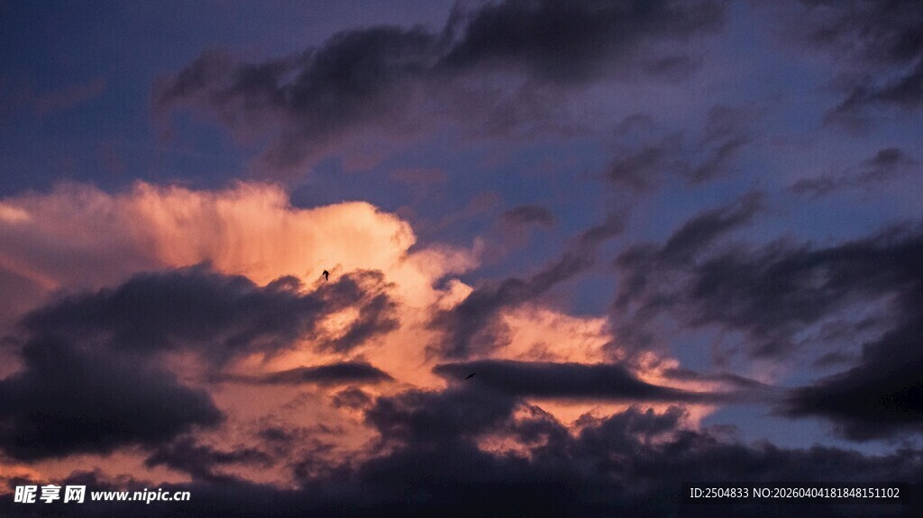 黄昏时分绚烂多彩的云霞