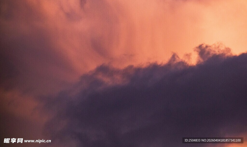 夕阳下的绚丽云层