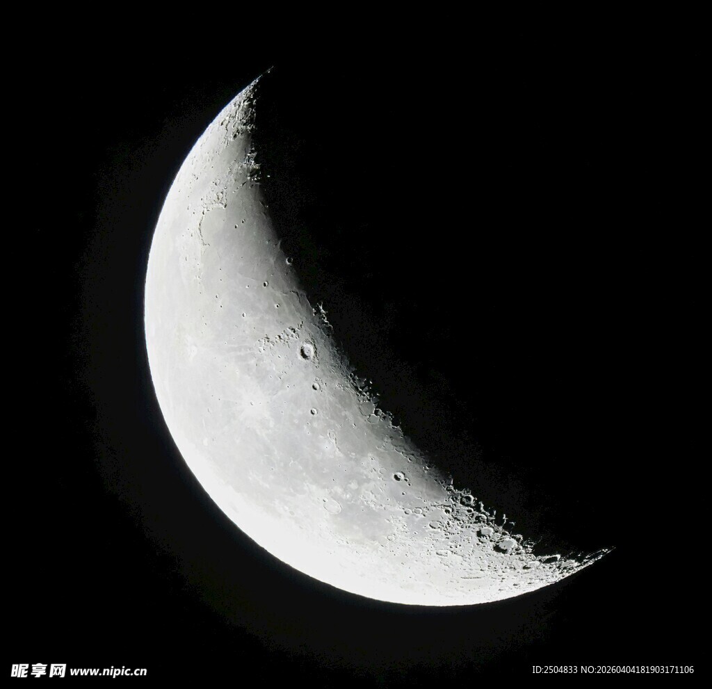 弯弯新月悬于夜空