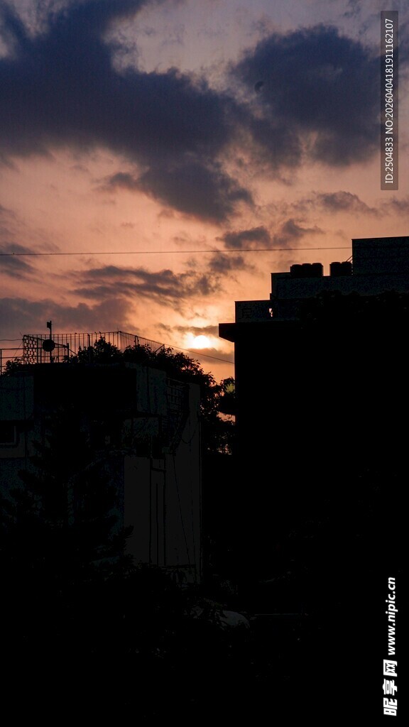 夕阳下的城市建筑剪影