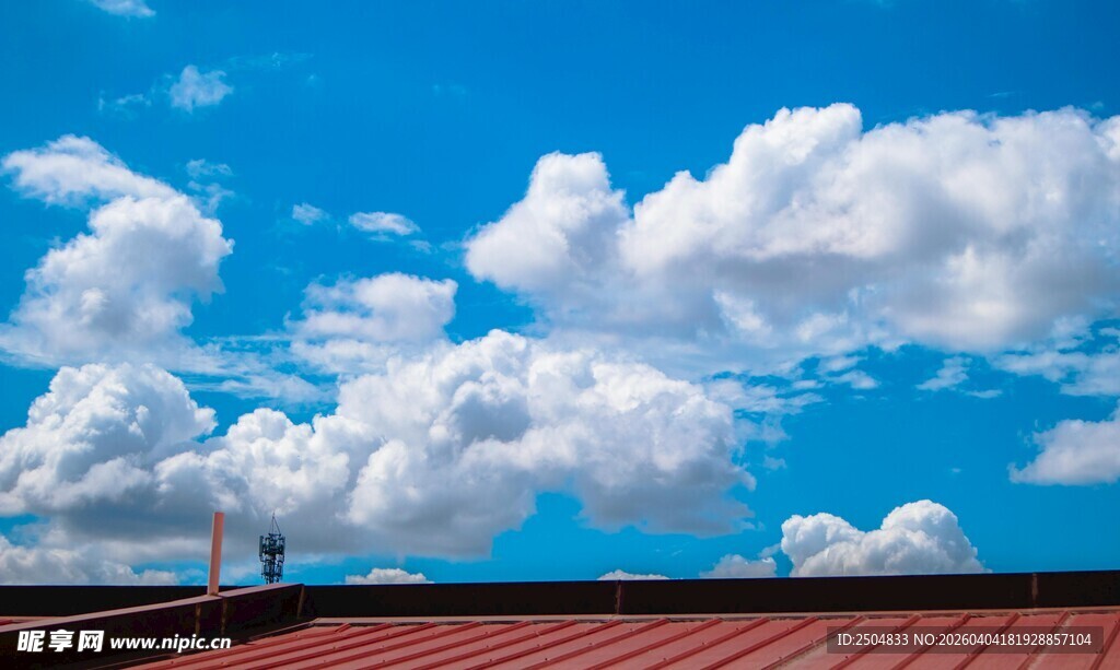 屋顶上的蓝天与白云