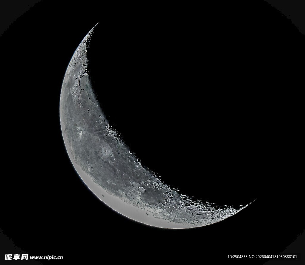 弯弯新月悬于夜空